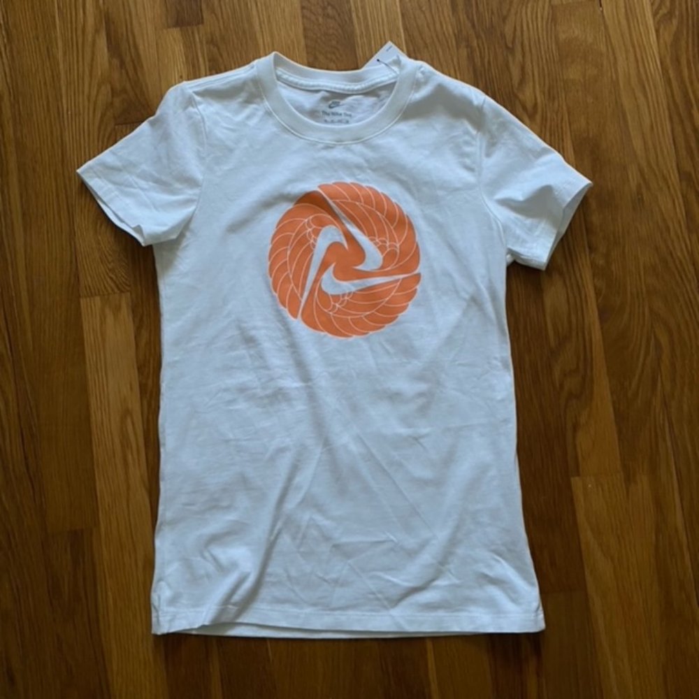 Nike white tee with pattern nwt